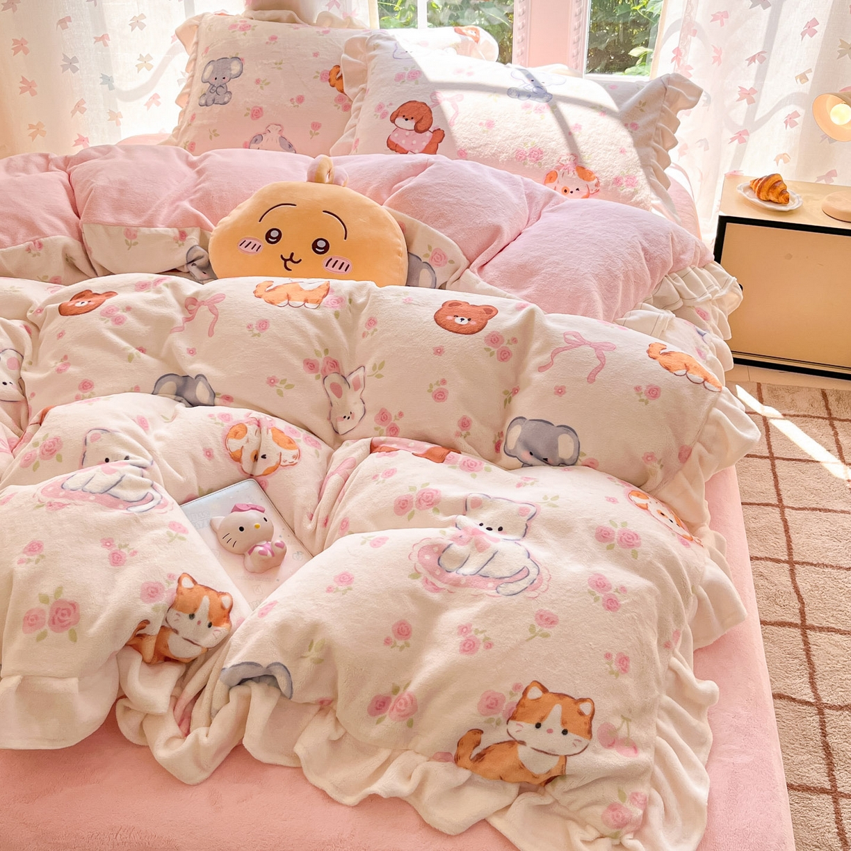 91家纺网 家纺一手货源 找家纺 慕澄家居 2025新款花边款牛奶绒印花四件套 花边款-碎花小汪