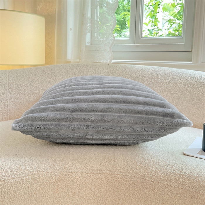 91家纺网 家纺一手货源 找家纺 圣比熊 2025新款法莱绒抱枕套法兰绒枕套宿舍枕芯套兔毛绒枕头套-抽条 法莱绒抽条-烟雨灰