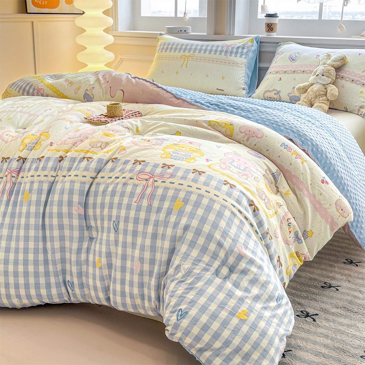 91家纺网 家纺一手货源 找家纺 盛秋家纺 2025新款A类水洗棉水晶绒豆豆被被子被芯 开心派对+水蓝