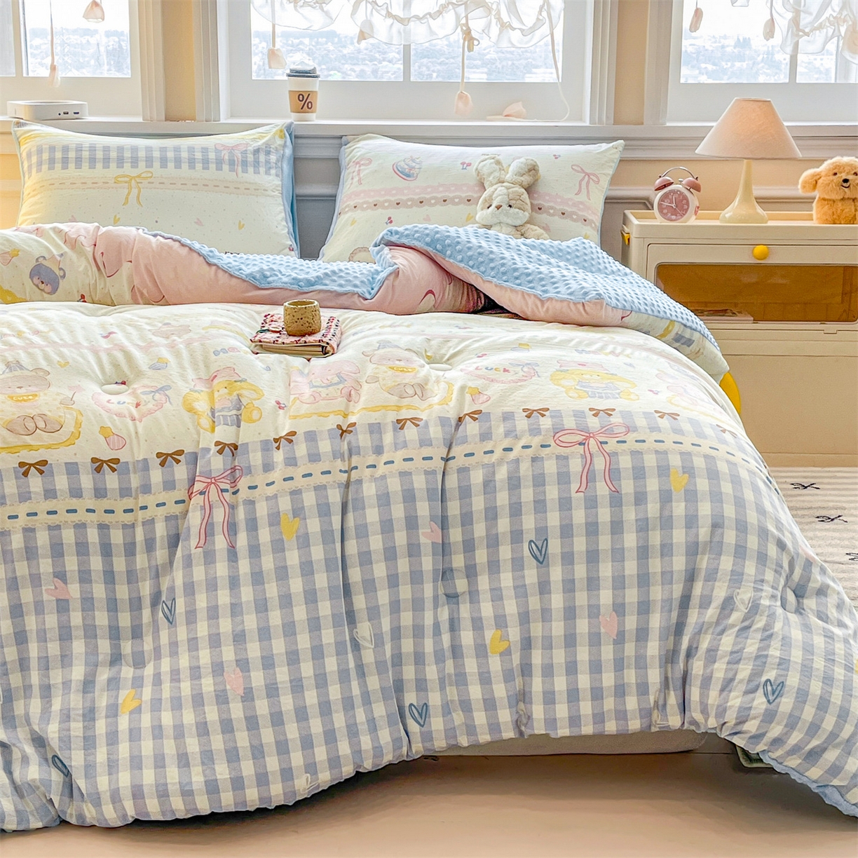 91家纺网 家纺一手货源 找家纺 盛秋家纺 2025新款A类水洗棉水晶绒豆豆被被子被芯 开心派对+水蓝