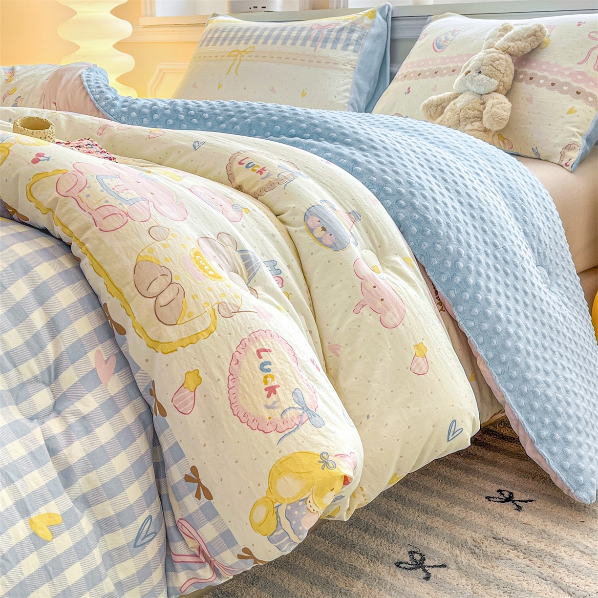 91家纺网 家纺一手货源 找家纺 盛秋家纺 2025新款A类水洗棉水晶绒豆豆被被子被芯 开心派对+水蓝