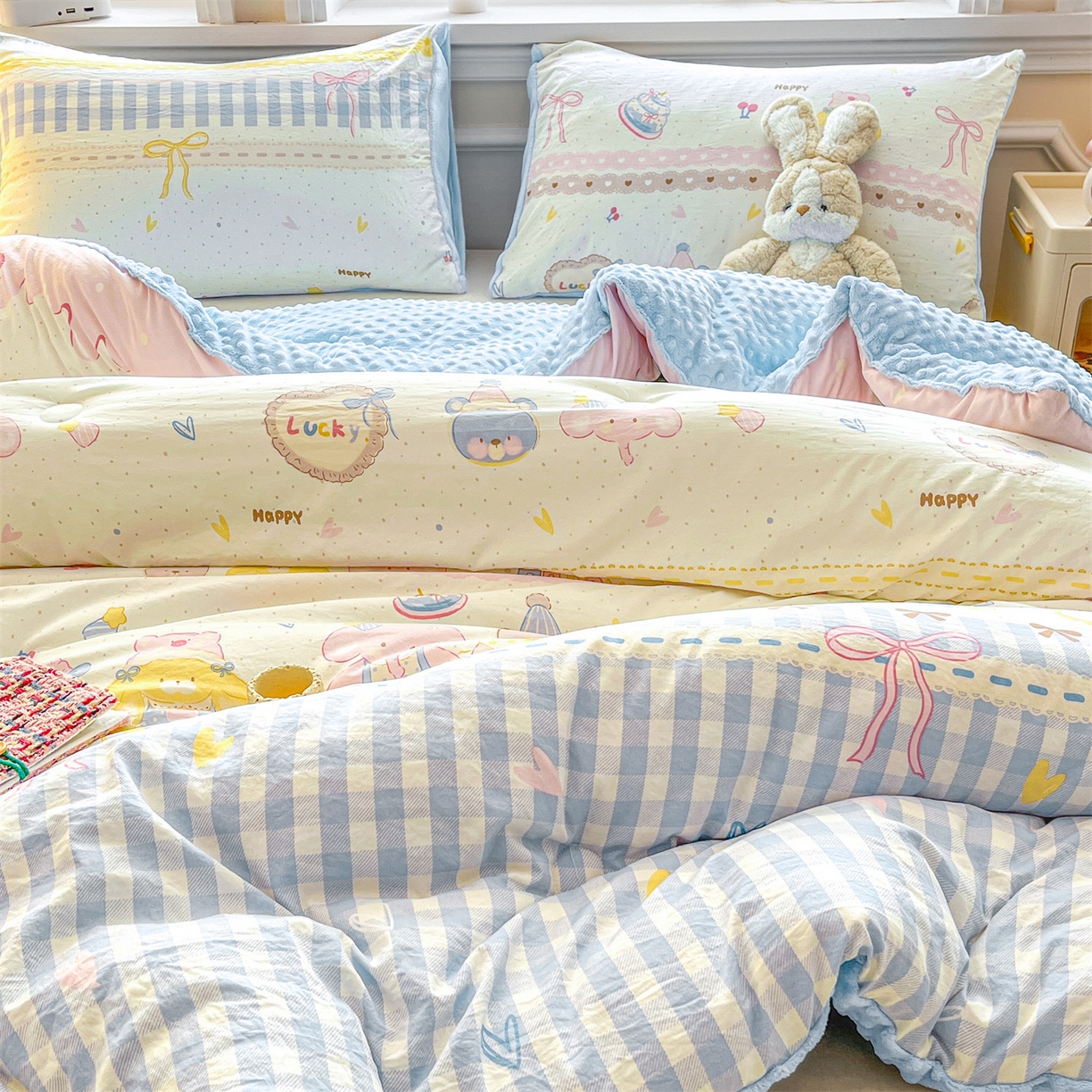 91家纺网 家纺一手货源 找家纺 盛秋家纺 2025新款A类水洗棉水晶绒豆豆被被子被芯 开心派对+水蓝