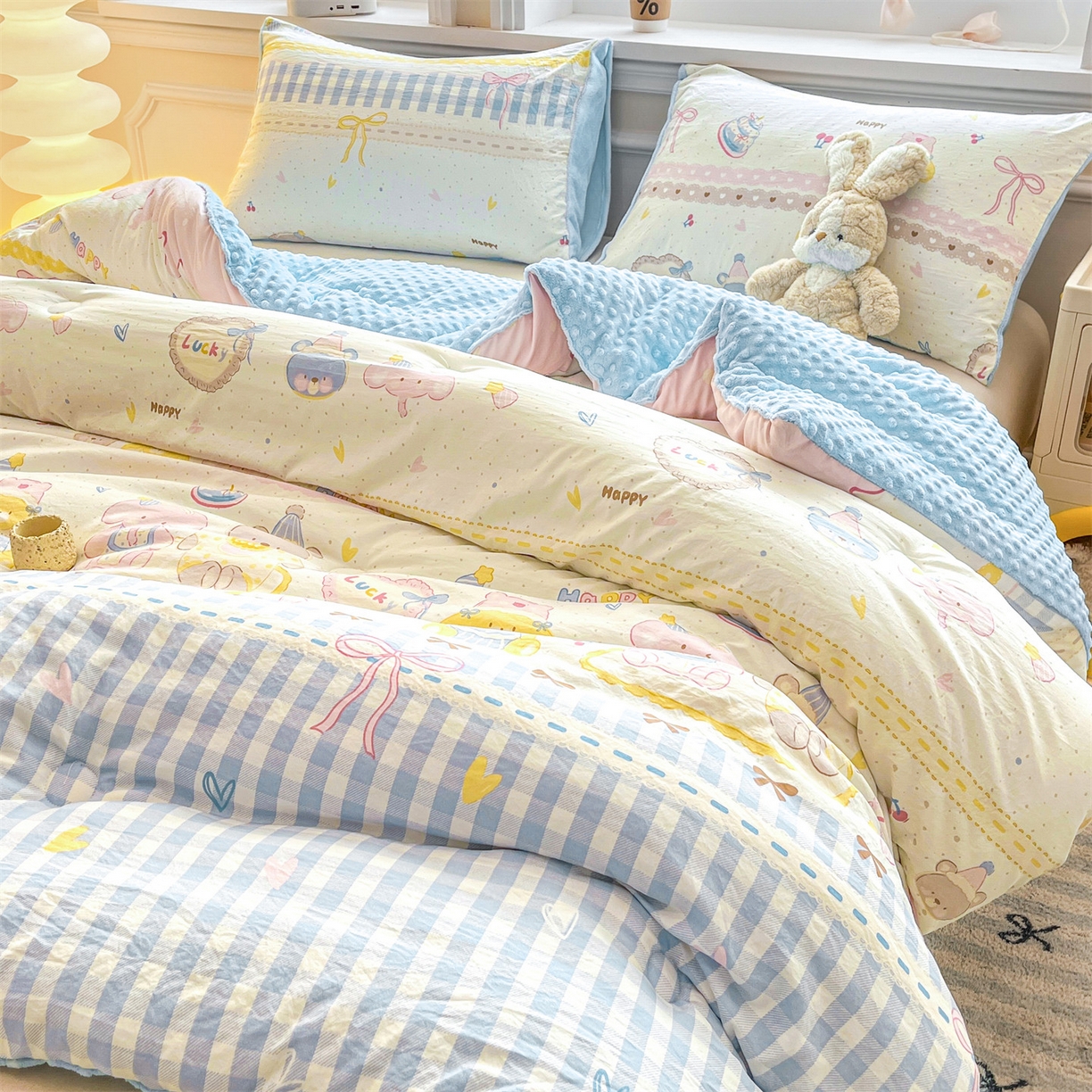 91家纺网 家纺一手货源 找家纺 盛秋家纺 2025新款A类水洗棉水晶绒豆豆被被子被芯 开心派对+水蓝