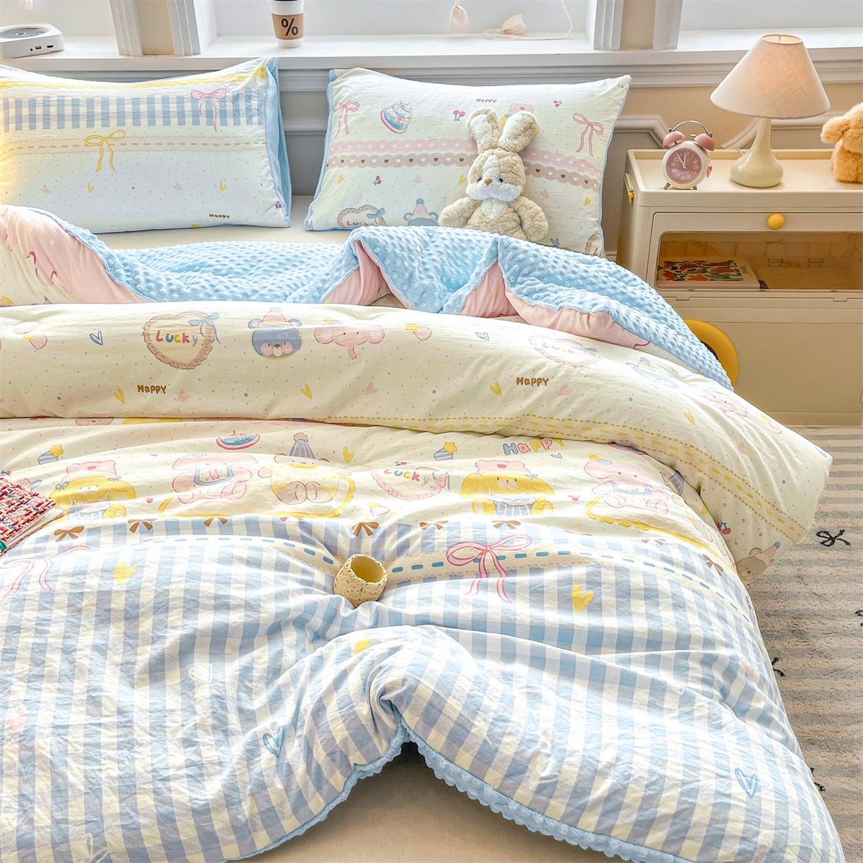 91家纺网 家纺一手货源 找家纺 盛秋家纺 2025新款A类水洗棉水晶绒豆豆被被子被芯 开心派对+水蓝