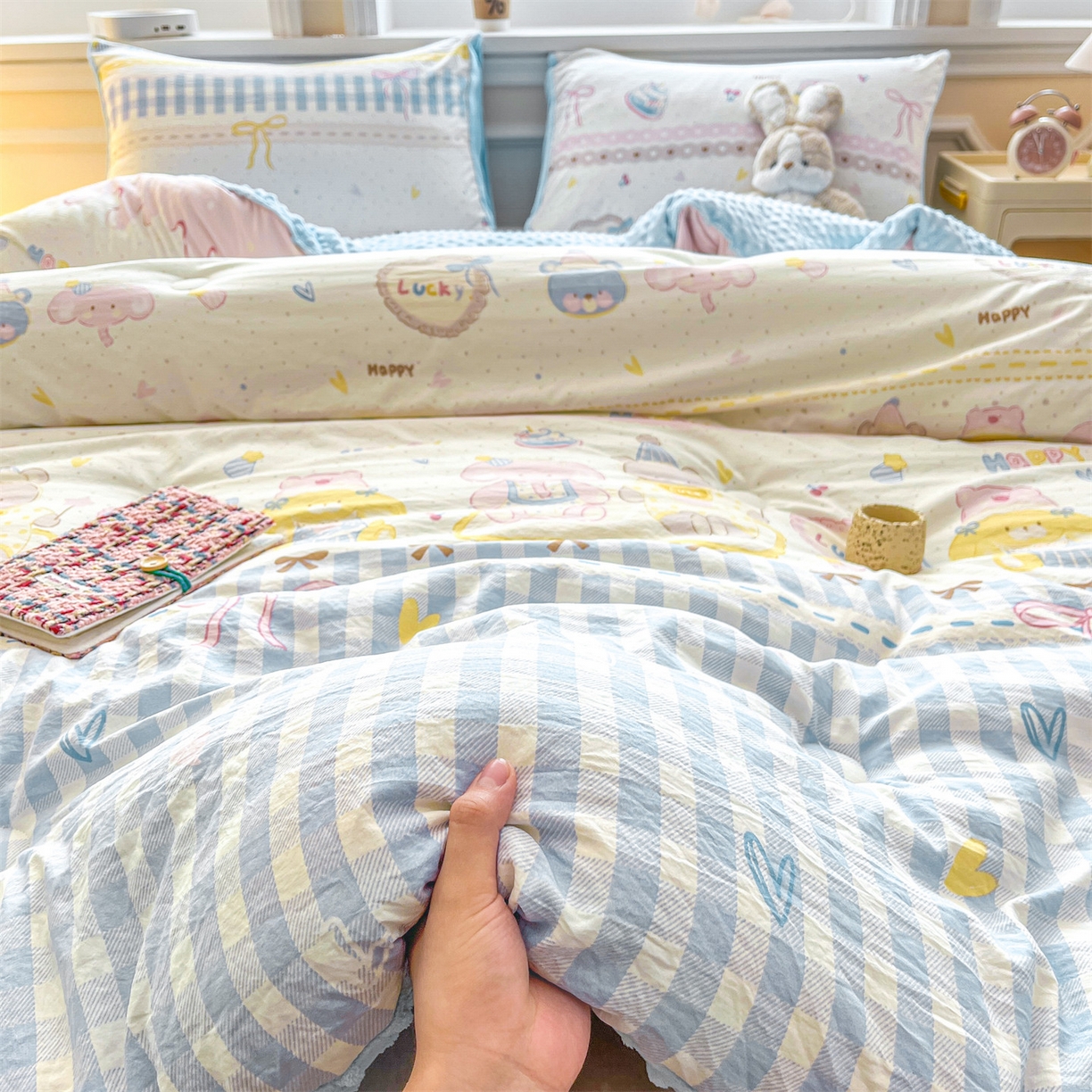 91家纺网 家纺一手货源 找家纺 盛秋家纺 2025新款A类水洗棉水晶绒豆豆被被子被芯 开心派对+水蓝