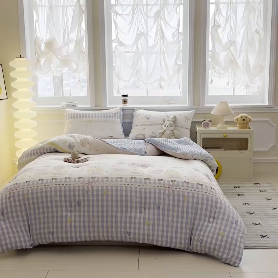 91家纺网 家纺一手货源 找家纺 盛秋家纺 2025新款A类水洗棉水晶绒豆豆被被子被芯 开心派对+水蓝