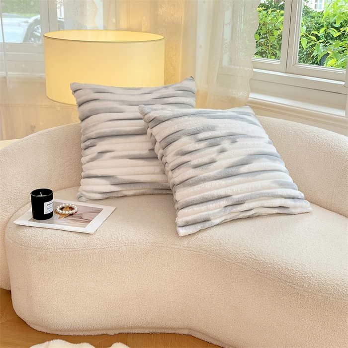 91家纺网 家纺一手货源 找家纺 圣比熊 2025新款法莱绒抱枕套法兰绒枕套宿舍枕芯套兔毛绒枕头套-抽条 法莱绒抽条-梦幻浅灰