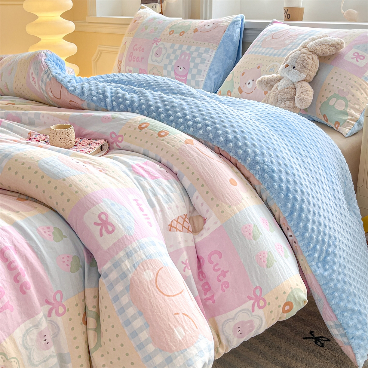 91家纺网 家纺一手货源 找家纺 盛秋家纺 2025新款A类水洗棉水晶绒豆豆被被子被芯 萌宠乐园+水蓝