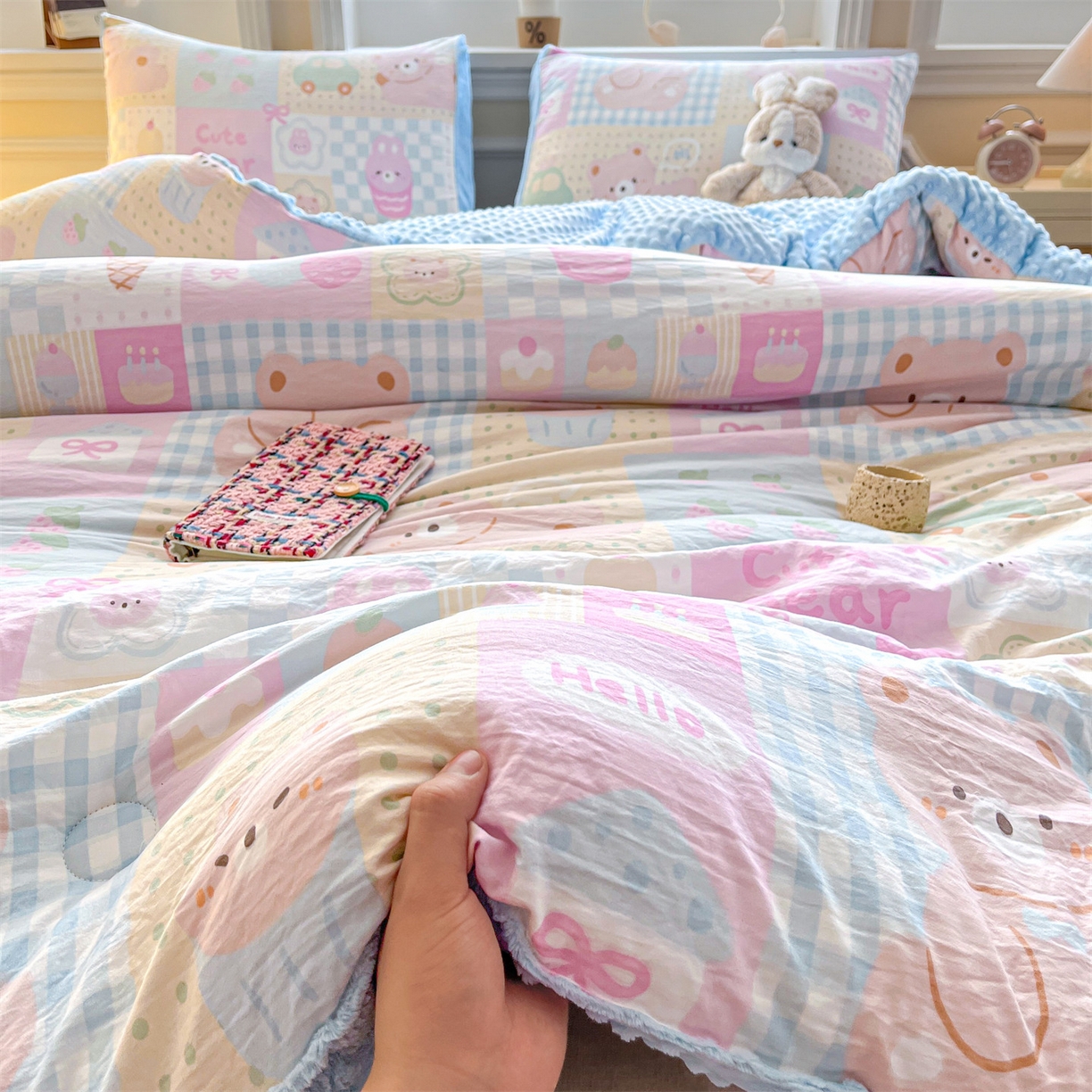 91家纺网 家纺一手货源 找家纺 盛秋家纺 2025新款A类水洗棉水晶绒豆豆被被子被芯 萌宠乐园+水蓝