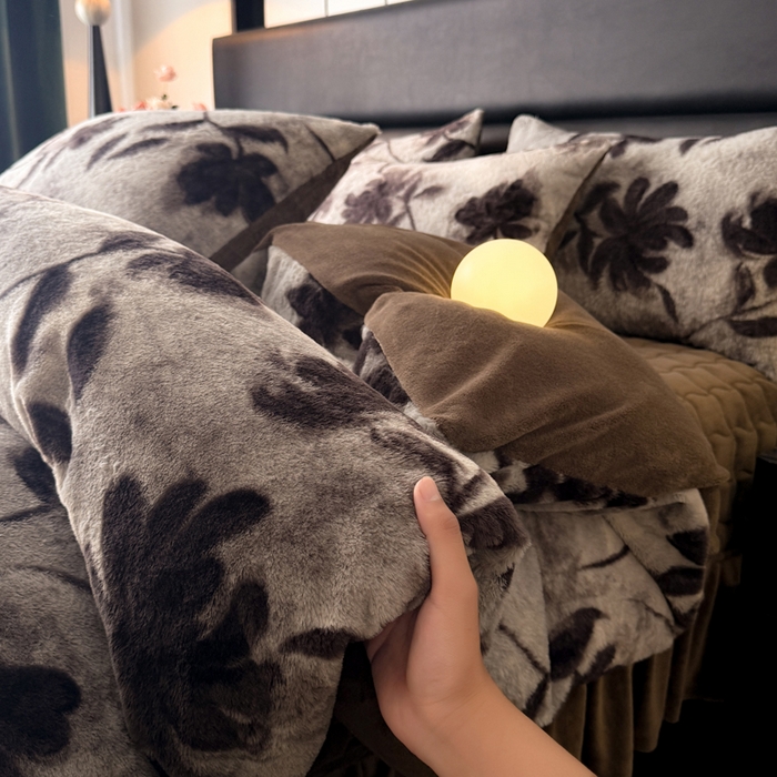 91家纺网 家纺一手货源 找家纺 （总）金盛皇朝家纺 2025新款加厚高克重兔毛牛奶绒美拉德色系床盖单件三件套四件套