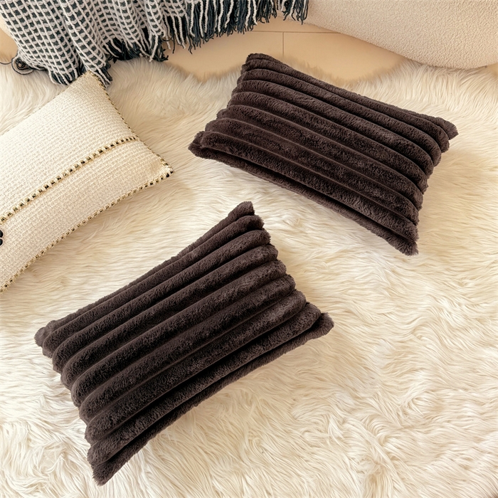 91家纺网 家纺一手货源 找家纺 梦舒羽 2025新款兔毛绒抱枕套法兰绒枕套宿舍枕芯套法莱绒30x50枕头套-抽条 兔毛绒抽条-咖啡色