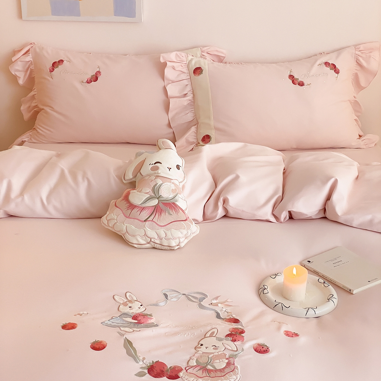 91家纺网 家纺一手货源 找家纺 MIU缪家居 2025新款100支全棉磨毛四件套-草莓多多（控价368） 草莓粉