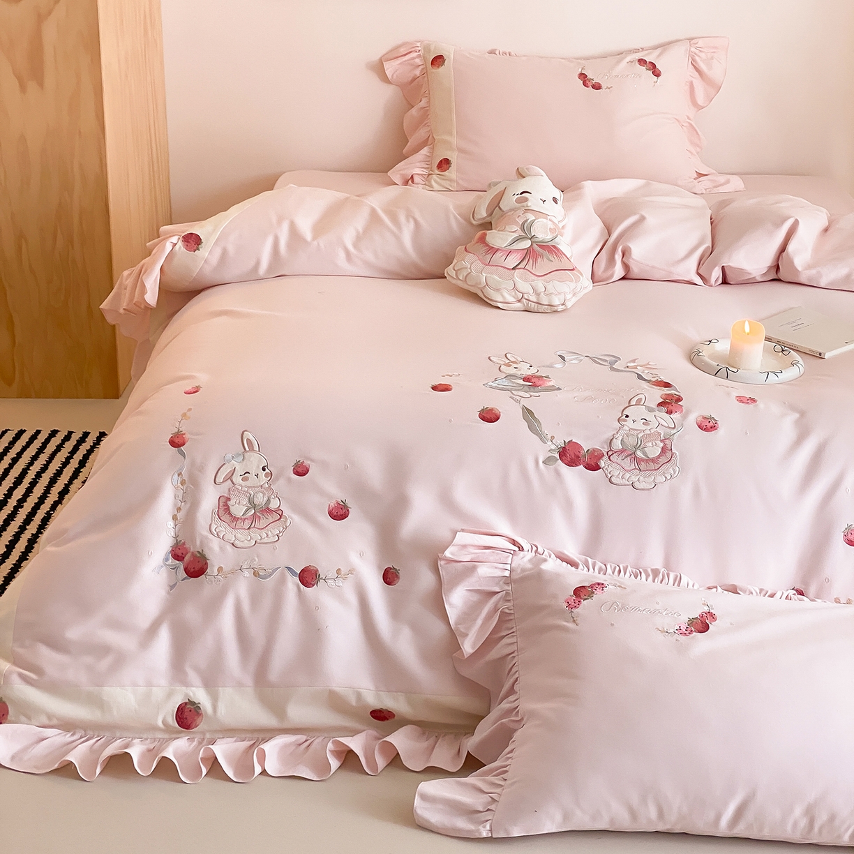 91家纺网 家纺一手货源 找家纺 MIU缪家居 2025新款100支全棉磨毛四件套-草莓多多（控价368） 草莓粉