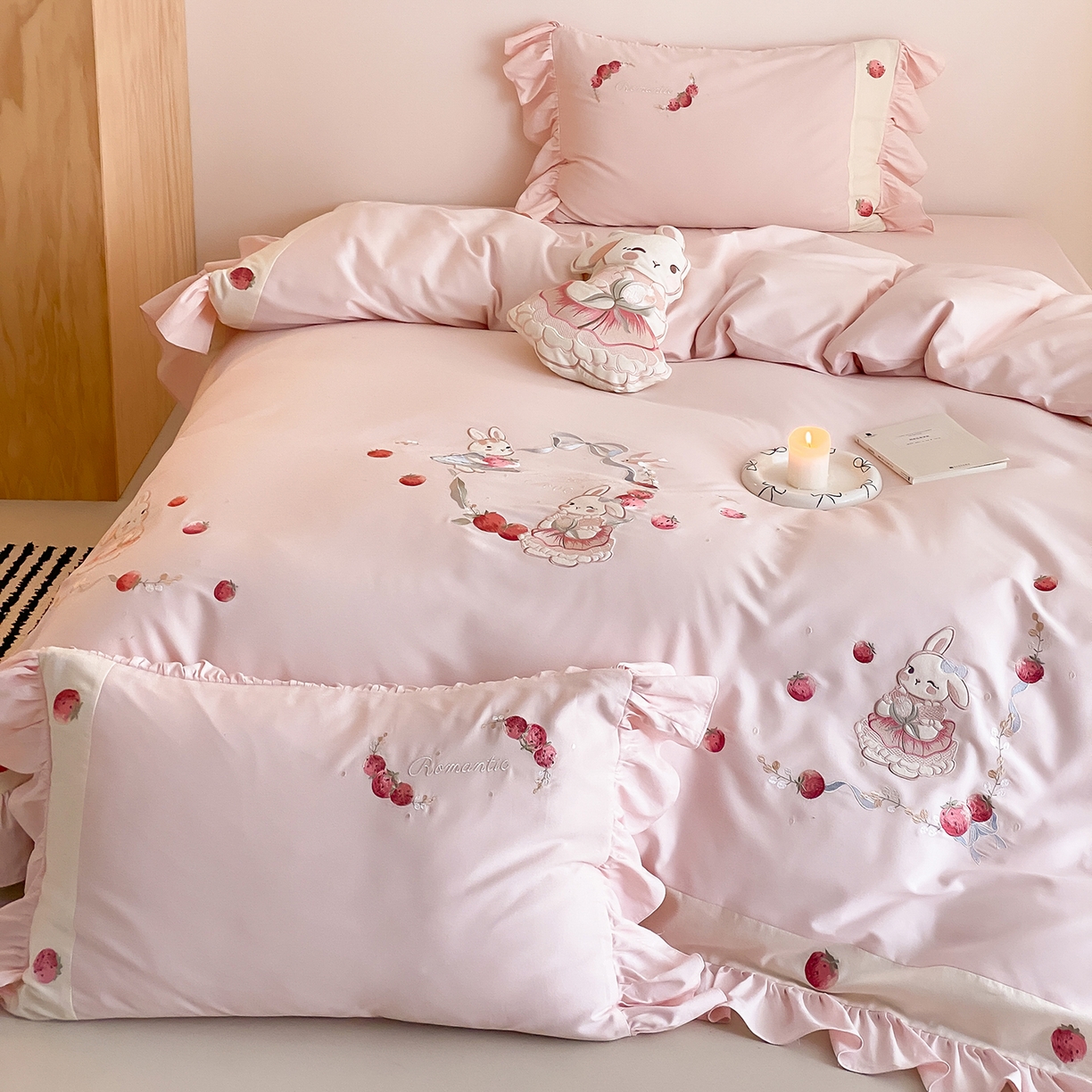 91家纺网 家纺一手货源 找家纺 MIU缪家居 2025新款100支全棉磨毛四件套-草莓多多（控价368） 草莓粉