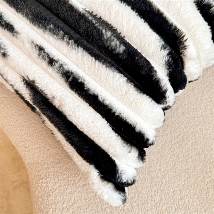 91家纺网 家纺一手货源 找家纺 梦舒羽 2025新款兔毛绒抱枕套法兰绒枕套宿舍枕芯套法莱绒枕头套-抽条 兔毛绒抽条-梦幻墨白