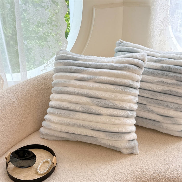 91家纺网 家纺一手货源 找家纺 梦舒羽 2025新款兔毛绒抱枕套法兰绒枕套宿舍枕芯套法莱绒枕头套-抽条 兔毛绒抽条-梦幻浅灰