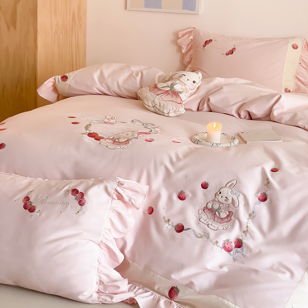 91家纺网 家纺一手货源 找家纺 MIU缪家居 2025新款100支全棉磨毛四件套-草莓多多（控价368） 草莓粉