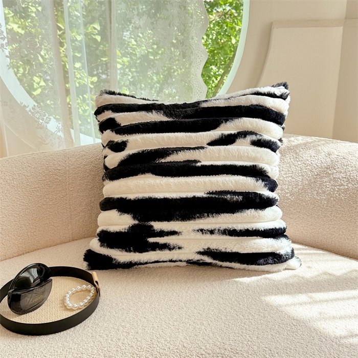 91家纺网 家纺一手货源 找家纺 梦舒羽 2025新款兔毛绒抱枕套法兰绒枕套宿舍枕芯套法莱绒枕头套-抽条 兔毛绒抽条-梦幻墨白