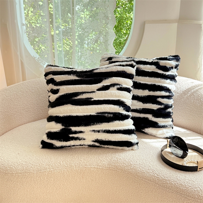 91家纺网 家纺一手货源 找家纺 梦舒羽 2025新款兔毛绒抱枕套法兰绒枕套宿舍枕芯套法莱绒枕头套-抽条 兔毛绒抽条-梦幻墨白