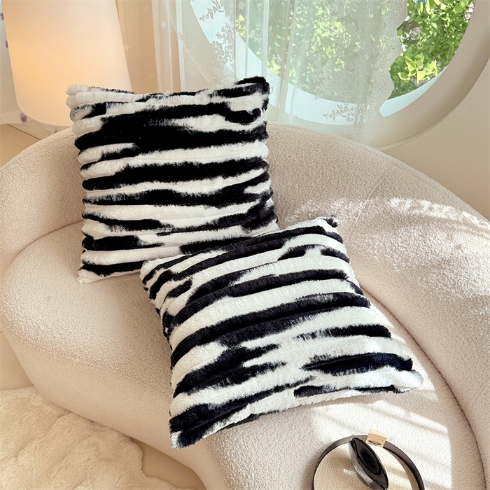 91家纺网 家纺一手货源 找家纺 梦舒羽 2025新款兔毛绒抱枕套法兰绒枕套宿舍枕芯套法莱绒枕头套-抽条 兔毛绒抽条-梦幻墨白