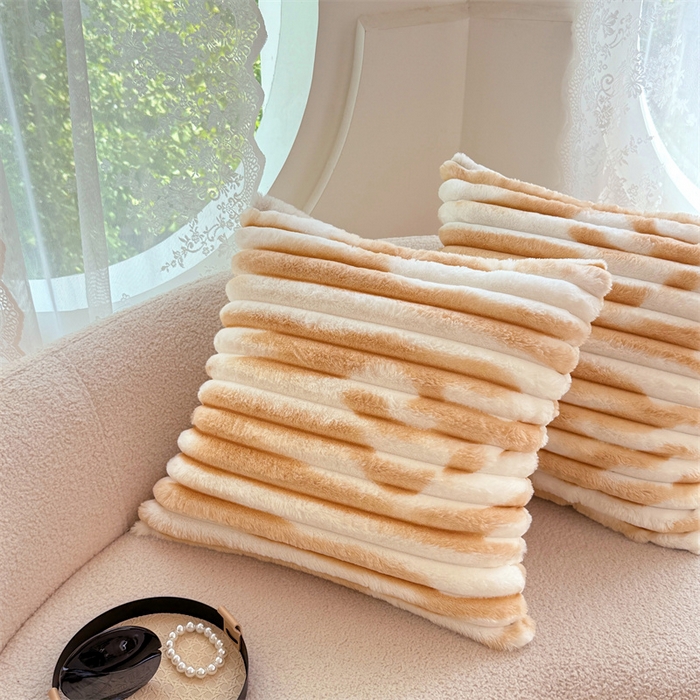 91家纺网 家纺一手货源 找家纺 梦舒羽 2025新款兔毛绒抱枕套法兰绒枕套宿舍枕芯套法莱绒枕头套-抽条 兔毛绒抽条-梦幻奶咖