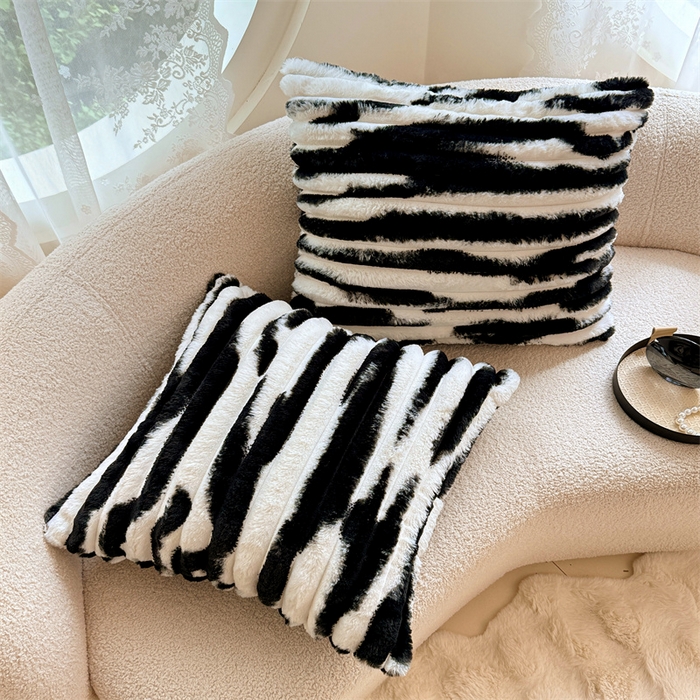 91家纺网 家纺一手货源 找家纺 梦舒羽 2025新款兔毛绒抱枕套法兰绒枕套宿舍枕芯套法莱绒枕头套-抽条 兔毛绒抽条-梦幻墨白