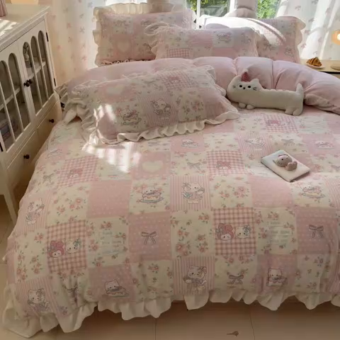 91家纺网 家纺一手货源 找家纺 慕澄家居 2025新款花边款牛奶绒印花四件套 花边款-格子小猫