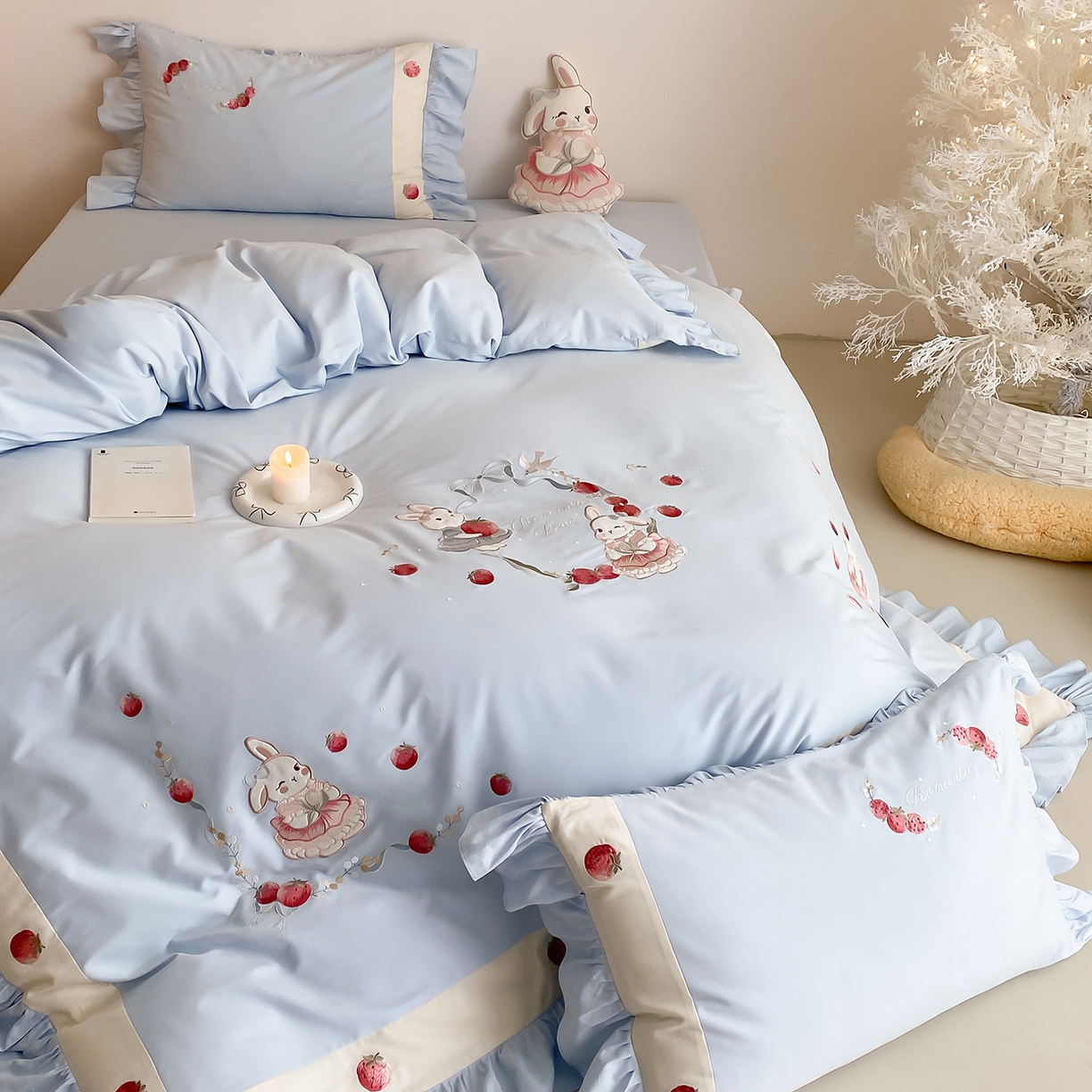 91家纺网 家纺一手货源 找家纺 MIU缪家居 2025新款100支全棉磨毛四件套-草莓多多（控价368） 奶油蓝