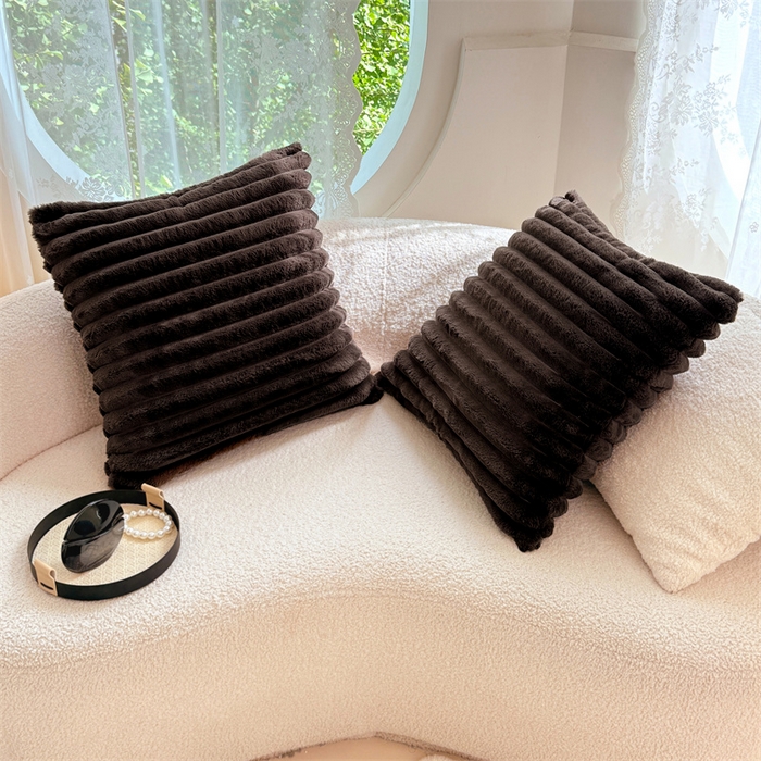 91家纺网 家纺一手货源 找家纺 梦舒羽 2025新款兔毛绒抱枕套法兰绒枕套宿舍枕芯套法莱绒枕头套-抽条 兔毛绒抽条-咖啡色