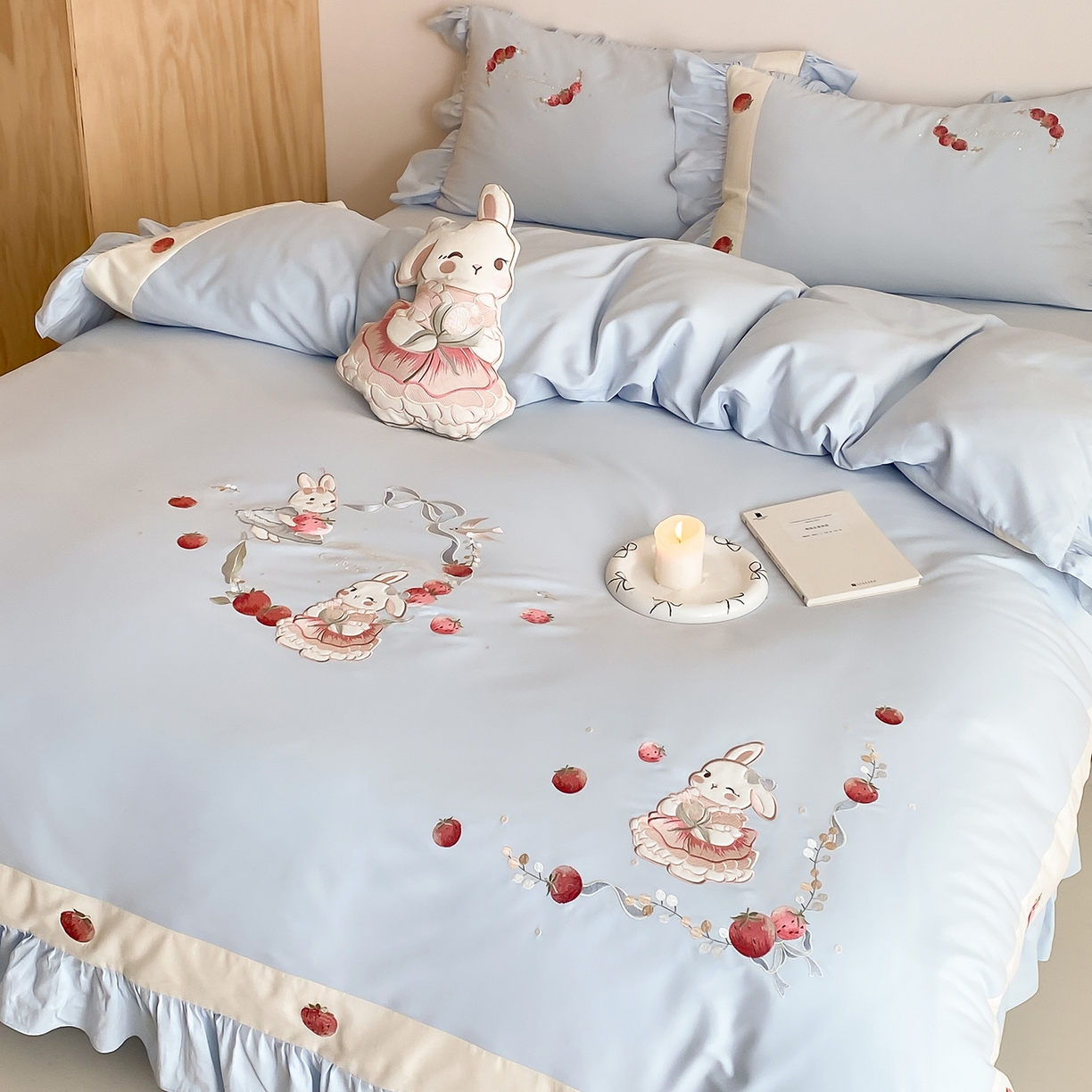 91家纺网 家纺一手货源 找家纺 MIU缪家居 2025新款100支全棉磨毛四件套-草莓多多（控价368） 奶油蓝