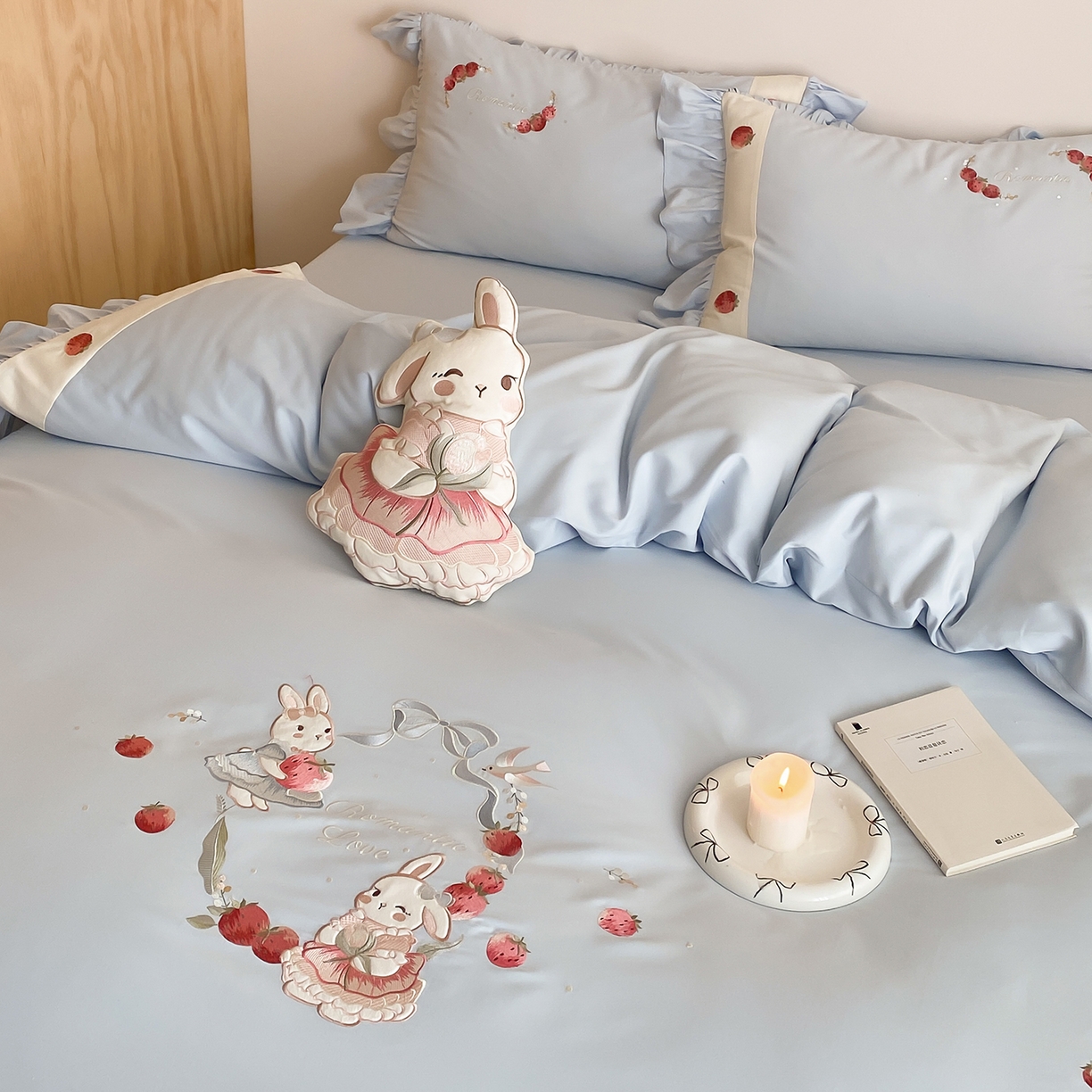 91家纺网 家纺一手货源 找家纺 MIU缪家居 2025新款100支全棉磨毛四件套-草莓多多（控价368） 奶油蓝