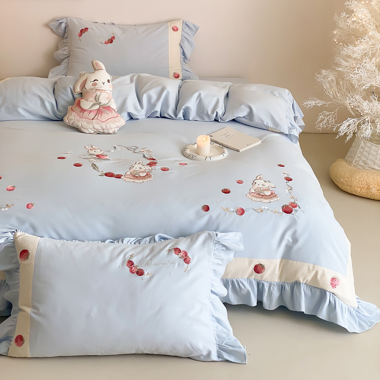 91家纺网 家纺一手货源 找家纺 MIU缪家居 2025新款100支全棉磨毛四件套-草莓多多（控价368） 奶油蓝