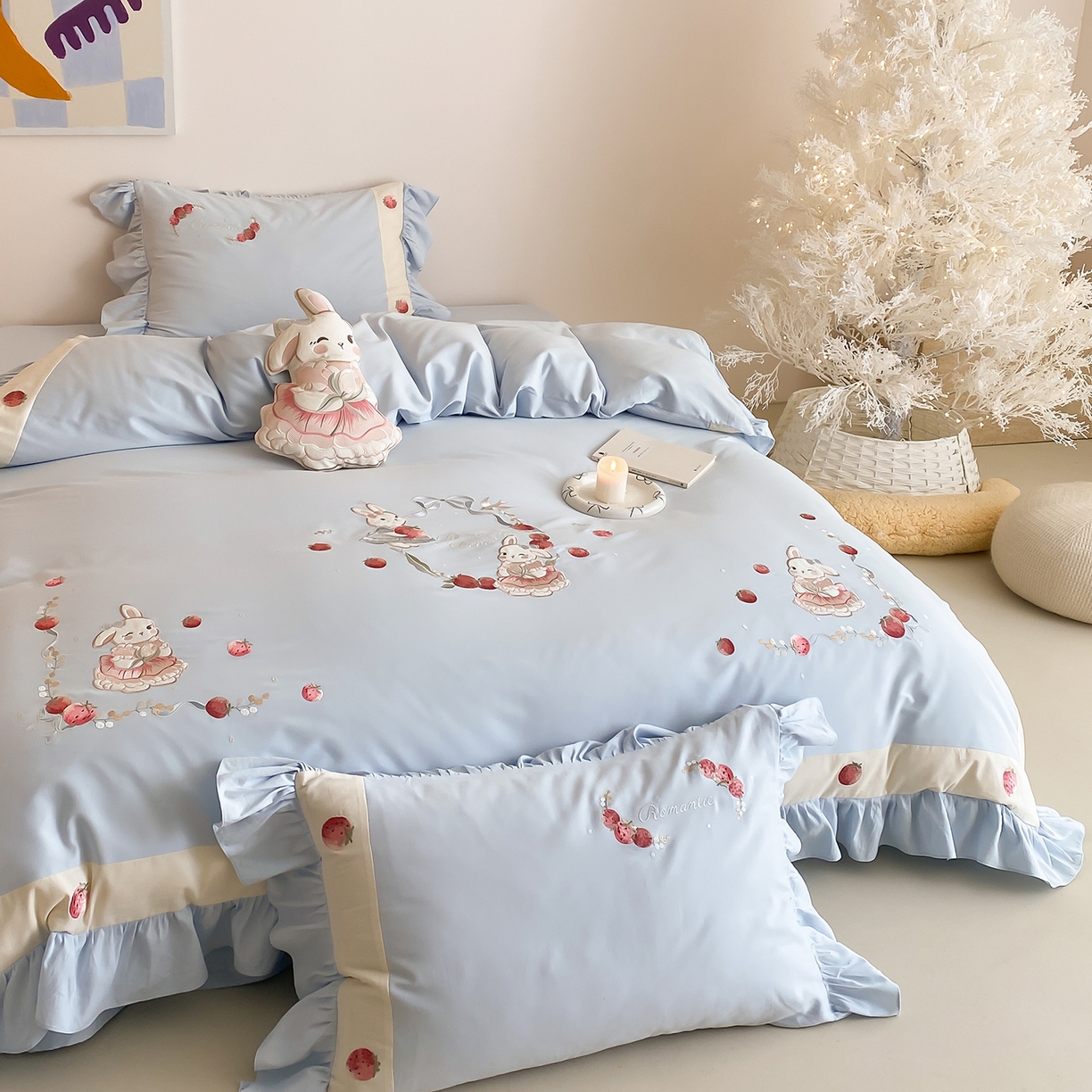 91家纺网 家纺一手货源 找家纺 MIU缪家居 2025新款100支全棉磨毛四件套-草莓多多（控价368） 奶油蓝