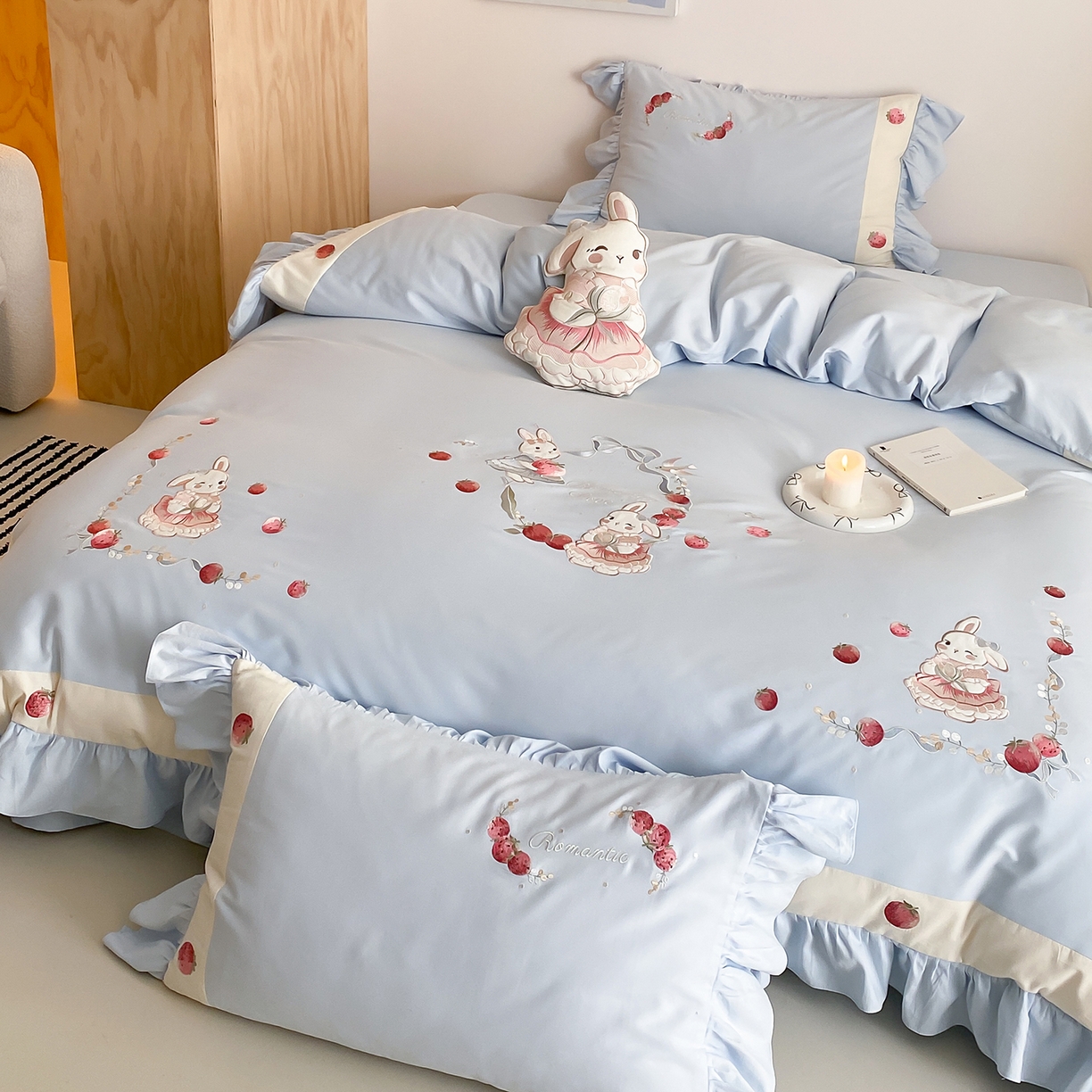 91家纺网 家纺一手货源 找家纺 MIU缪家居 2025新款100支全棉磨毛四件套-草莓多多（控价368） 奶油蓝