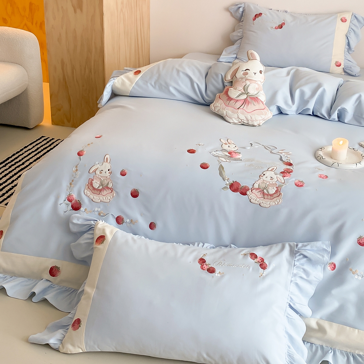 91家纺网 家纺一手货源 找家纺 MIU缪家居 2025新款100支全棉磨毛四件套-草莓多多（控价368） 奶油蓝