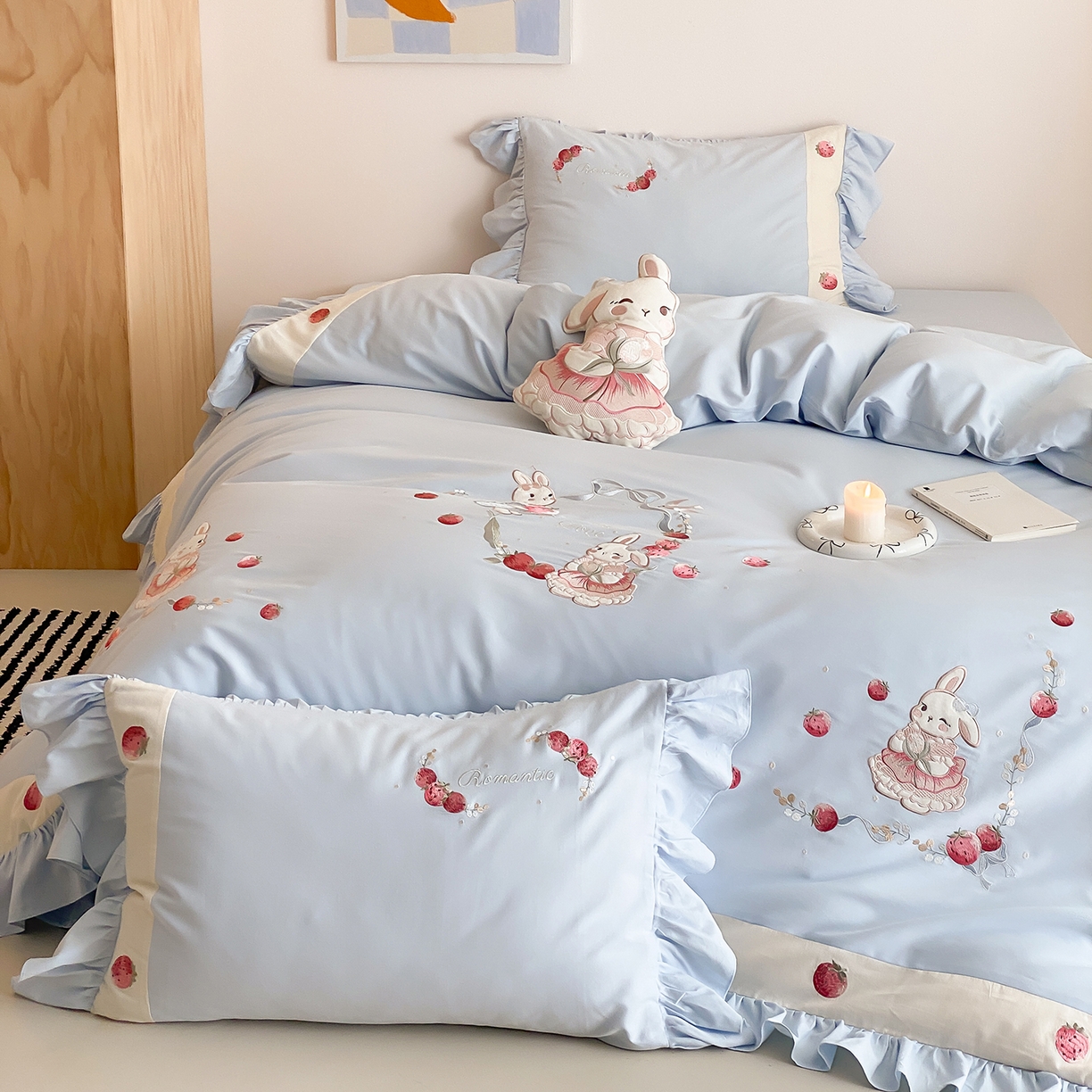 91家纺网 家纺一手货源 找家纺 MIU缪家居 2025新款100支全棉磨毛四件套-草莓多多（控价368） 奶油蓝