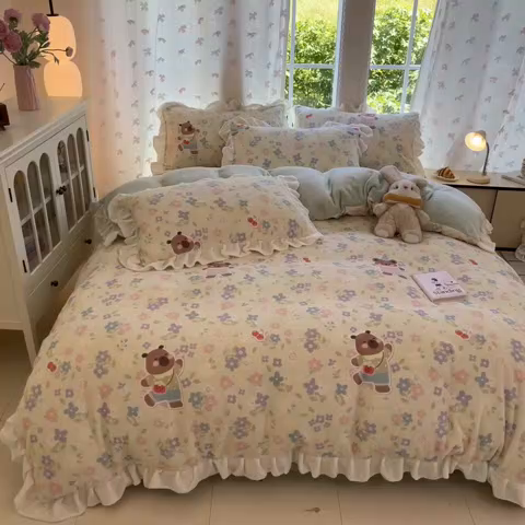 91家纺网 家纺一手货源 找家纺 慕澄家居 2025新款花边款牛奶绒印花四件套 花边款-快乐卡皮