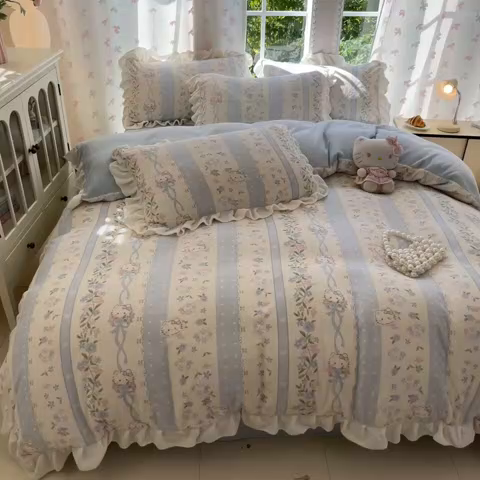 91家纺网 家纺一手货源 找家纺 慕澄家居 2025新款花边款牛奶绒印花四件套 花边款-蓝条凯蒂