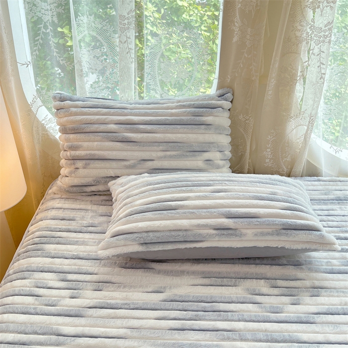 91家纺网 家纺一手货源 找家纺 梦舒羽 2025新款兔毛绒枕套宿舍枕芯套单人48x74cm法兰绒法莱绒枕头套-抽条 兔毛绒抽条-梦幻浅灰