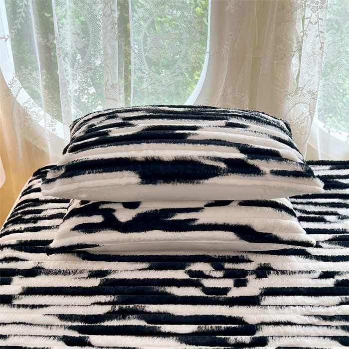 91家纺网 家纺一手货源 找家纺 梦舒羽 2025新款兔毛绒枕套宿舍枕芯套单人48x74cm法兰绒法莱绒枕头套-抽条 兔毛绒抽条-梦幻墨白