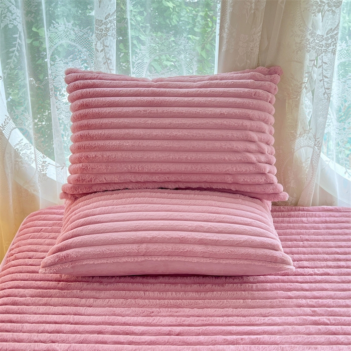 91家纺网 家纺一手货源 找家纺 梦舒羽 2025新款兔毛绒枕套宿舍枕芯套单人48x74cm法兰绒法莱绒枕头套-抽条 兔毛绒抽条-云梦粉