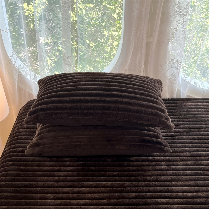 91家纺网 家纺一手货源 找家纺 梦舒羽 2025新款兔毛绒枕套宿舍枕芯套单人48x74cm法兰绒法莱绒枕头套-抽条 兔毛绒抽条-咖啡色