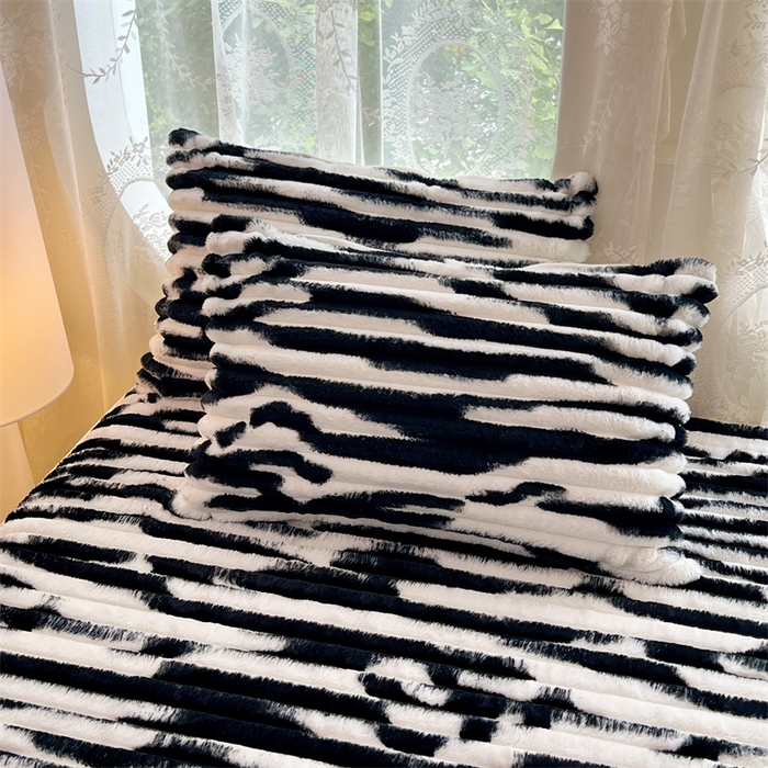 91家纺网 家纺一手货源 找家纺 梦舒羽 2025新款兔毛绒枕套宿舍枕芯套单人48x74cm法兰绒法莱绒枕头套-抽条 兔毛绒抽条-梦幻墨白