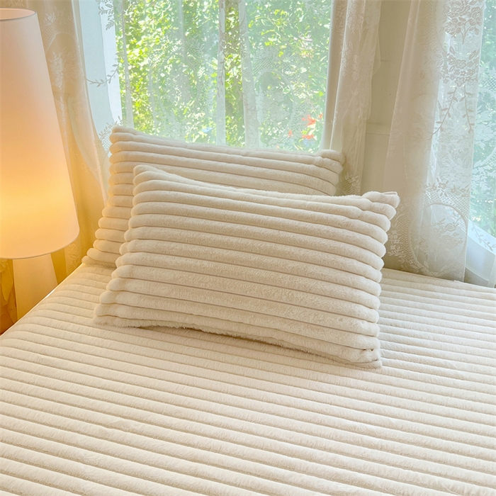 91家纺网 家纺一手货源 找家纺 梦舒羽 2025新款兔毛绒枕套宿舍枕芯套单人48x74cm法兰绒法莱绒枕头套-抽条 兔毛绒抽条-晨曦白