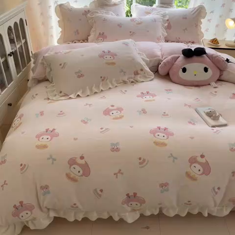 91家纺网 家纺一手货源 找家纺 慕澄家居 2025新款花边款牛奶绒印花四件套 花边款-甜品美乐蒂