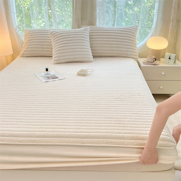 91家纺网 家纺一手货源 找家纺 梦舒羽 2025新款兔毛绒床笠床垫法兰绒保护套牛奶绒席梦思法莱绒床垫套-抽条 兔毛绒抽条-晨曦白