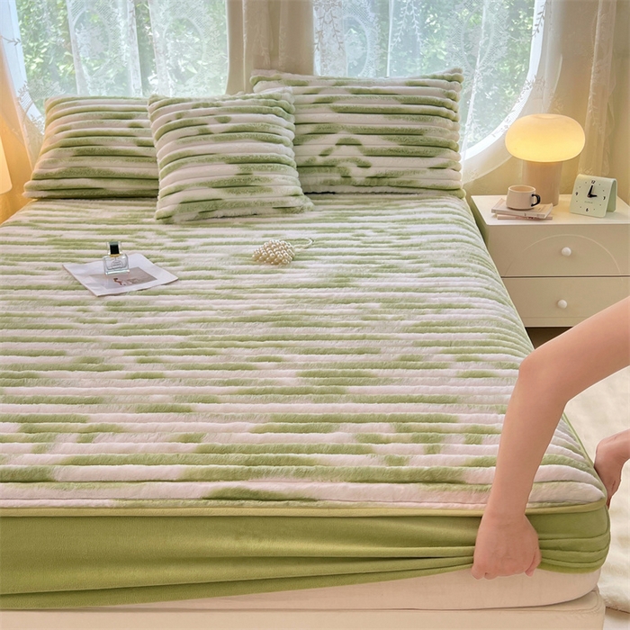 91家纺网 家纺一手货源 找家纺 梦舒羽 2025新款兔毛绒床笠床垫法兰绒保护套牛奶绒席梦思法莱绒床垫套-抽条 兔毛绒抽条-梦幻果绿