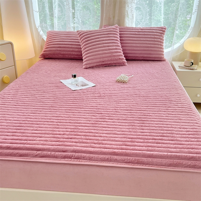 91家纺网 家纺一手货源 找家纺 梦舒羽 2025新款兔毛绒床笠床垫法兰绒保护套牛奶绒席梦思法莱绒床垫套-抽条 兔毛绒抽条-云梦粉