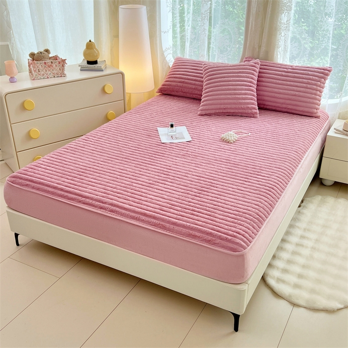 91家纺网 家纺一手货源 找家纺 梦舒羽 2025新款兔毛绒床笠床垫法兰绒保护套牛奶绒席梦思法莱绒床垫套-抽条 兔毛绒抽条-云梦粉