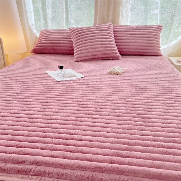 91家纺网 家纺一手货源 找家纺 梦舒羽 2025新款兔毛绒床笠床垫法兰绒保护套牛奶绒席梦思法莱绒床垫套-抽条 兔毛绒抽条-云梦粉